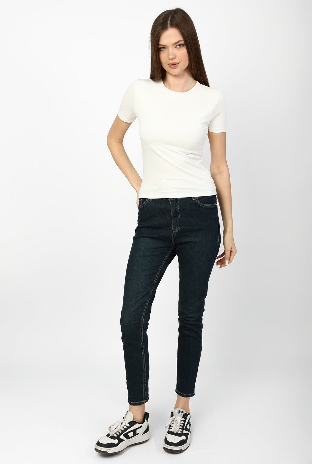 Slim-fit T-shirt with a modern "V" neck in white
