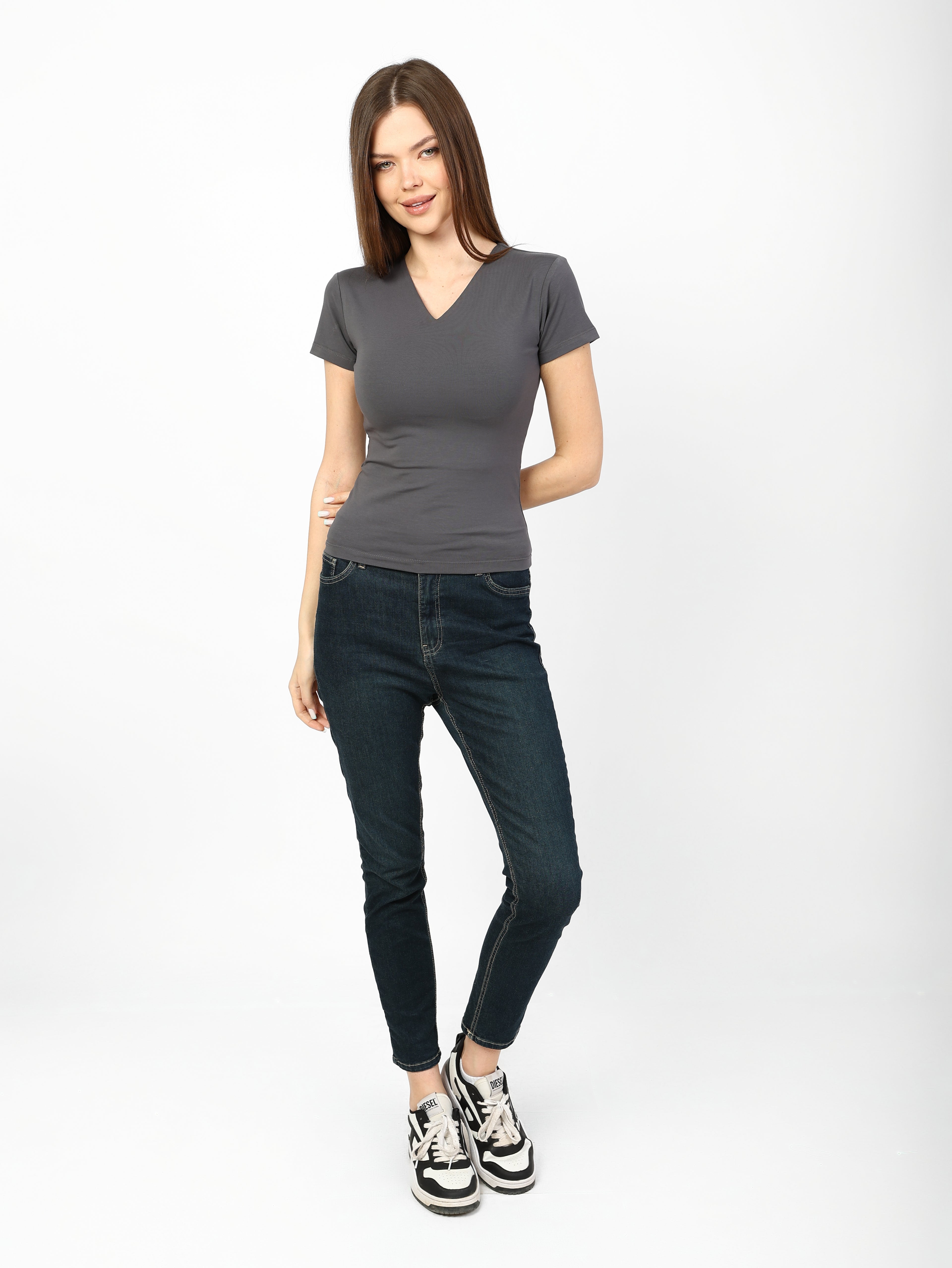Slim fit T-shirt with a modern "V" neck