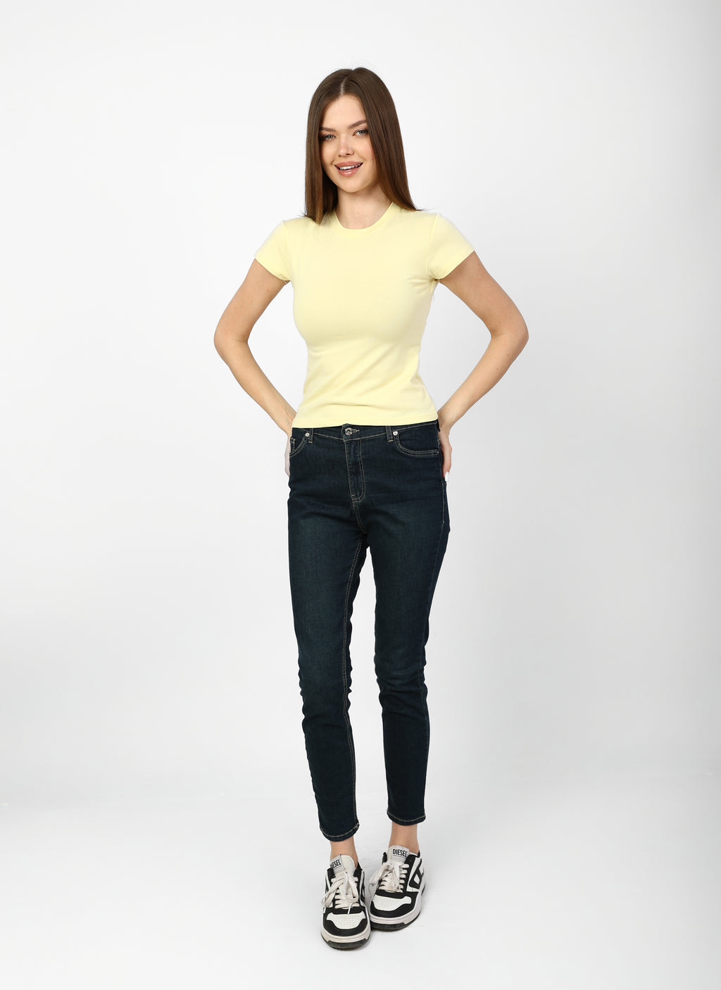 "Basic" summer t-shirt with lemon yellow crew neck