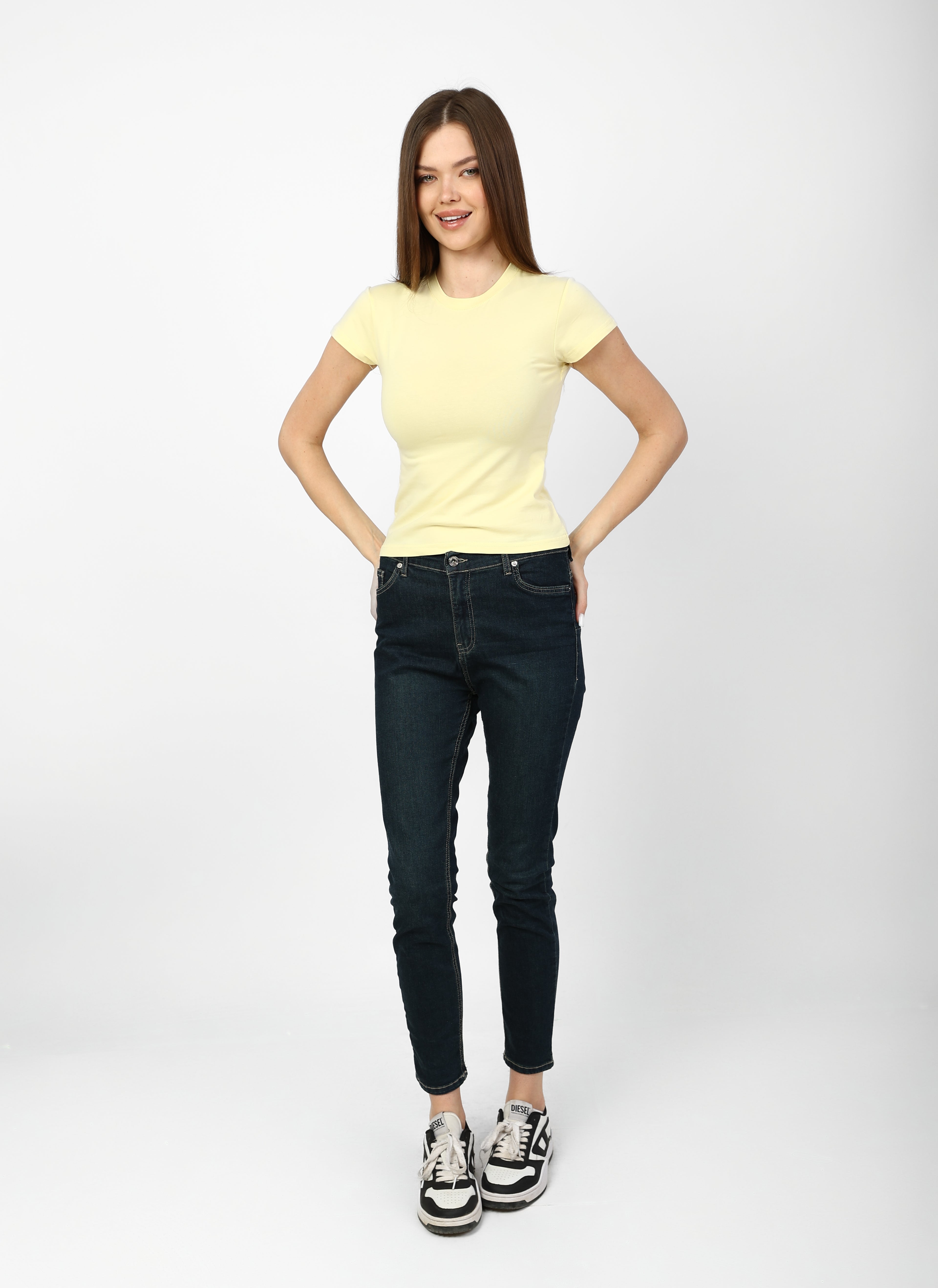 "Basic" summer t-shirt with lemon yellow crew neck