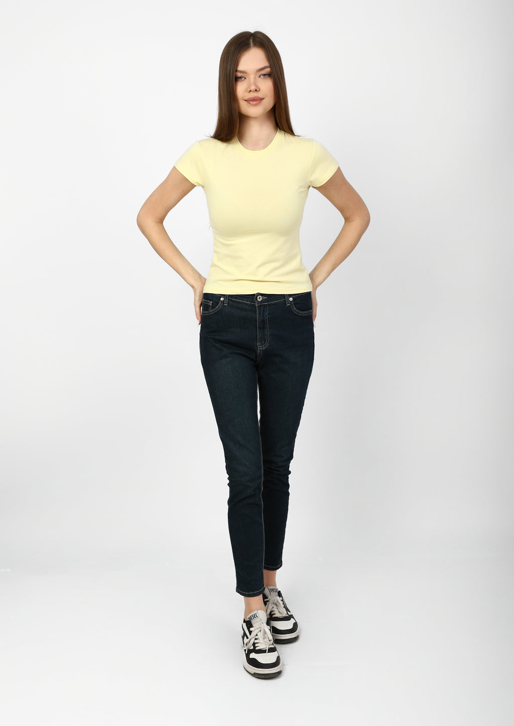 "Basic" summer t-shirt with lemon yellow crew neck