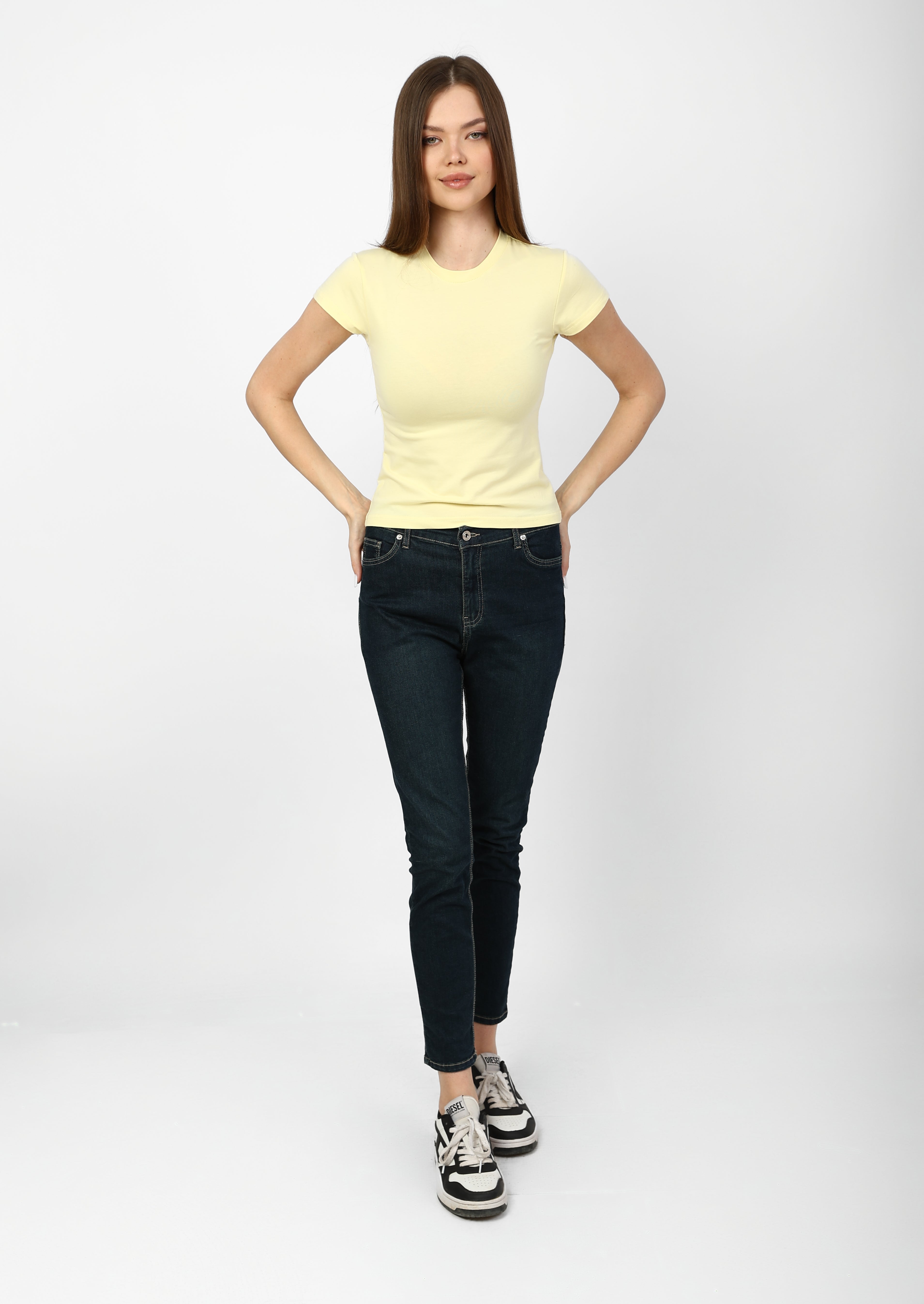 "Basic" summer t-shirt with lemon yellow crew neck