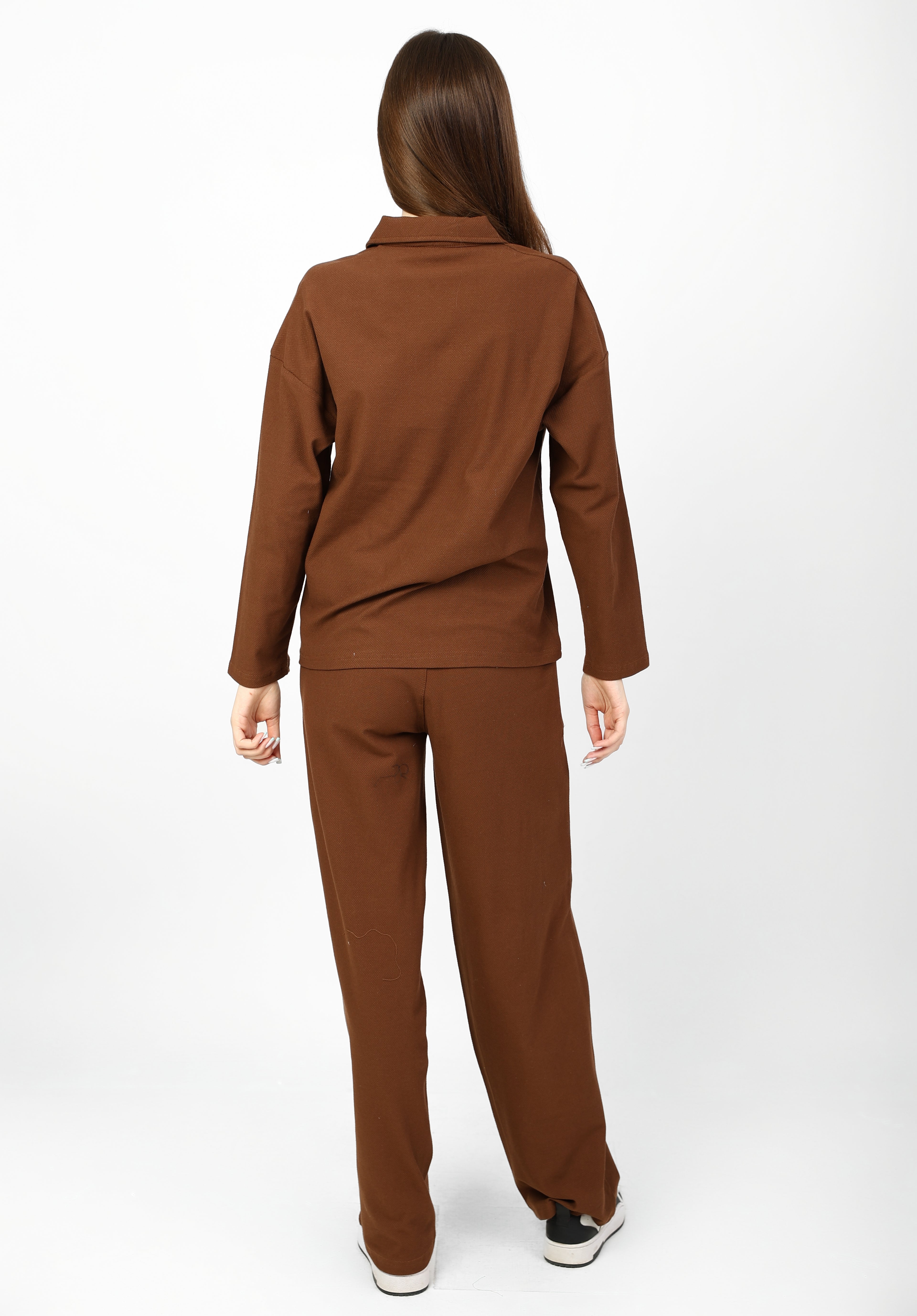 Casual matching set with an oversized top and straight-leg trousers.