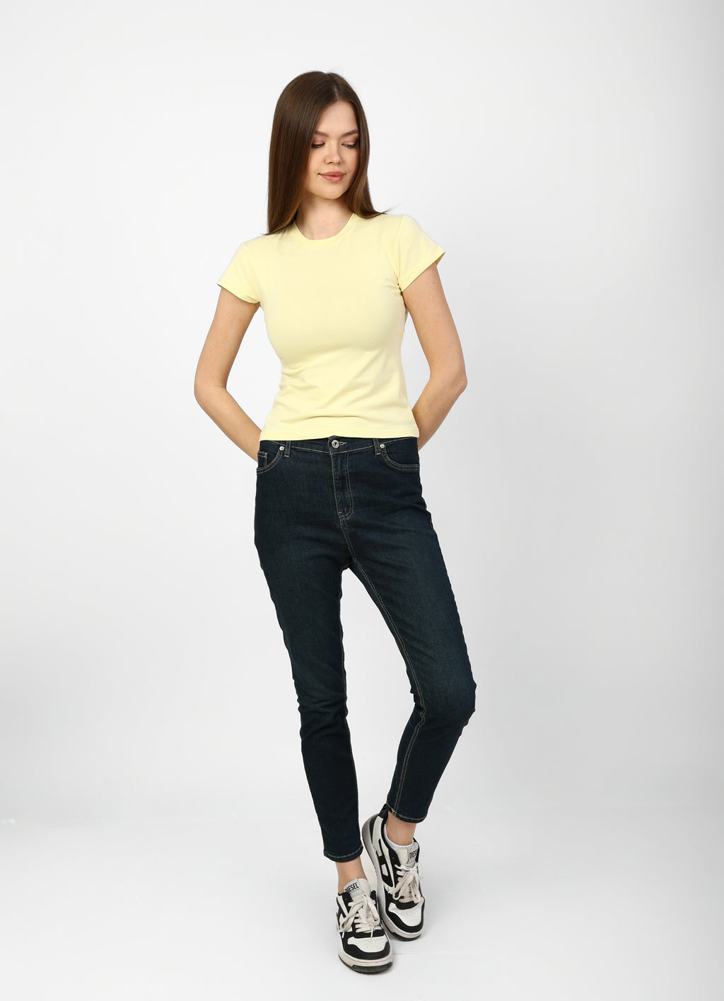 "Basic" summer t-shirt with lemon yellow crew neck