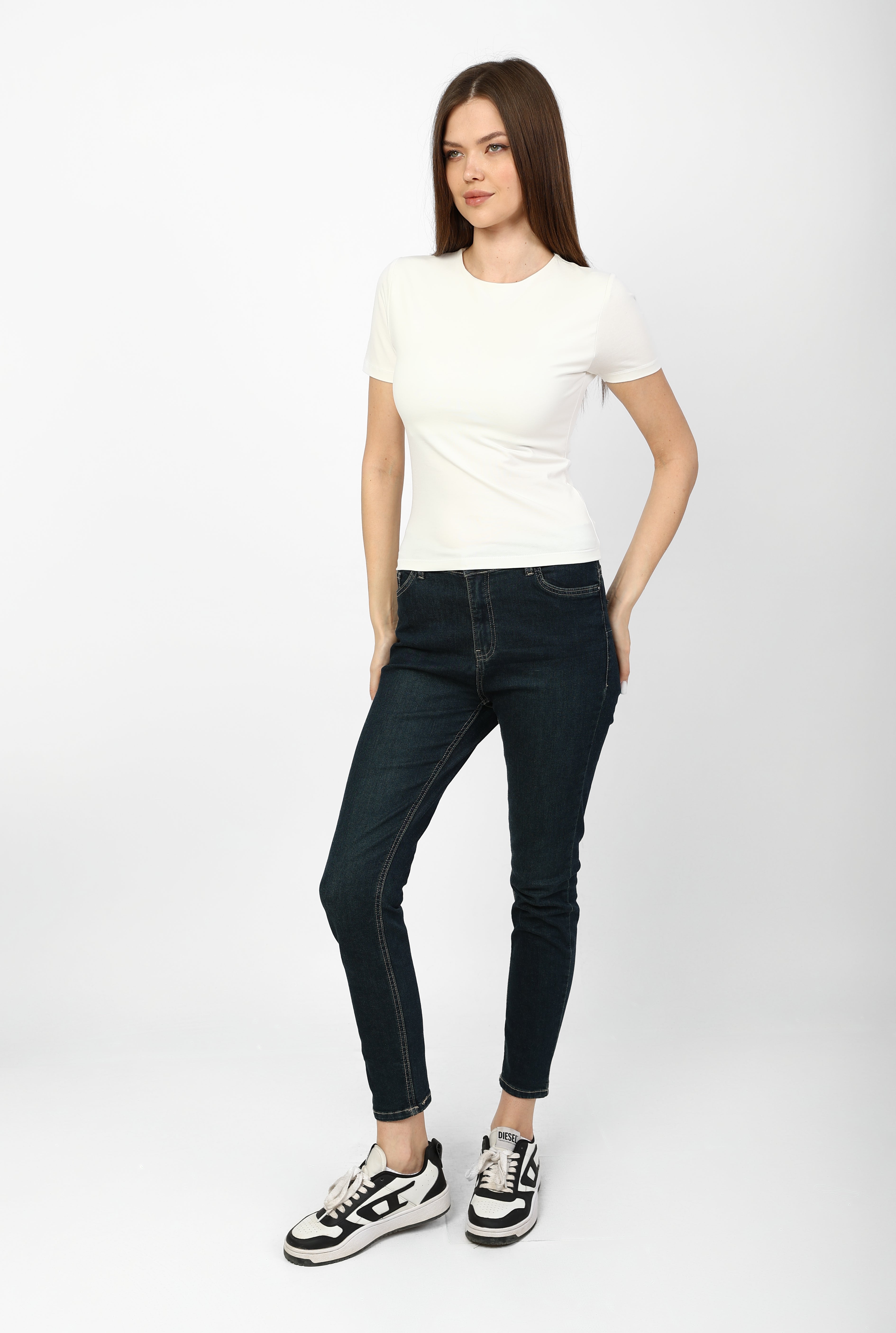 Slim-fit T-shirt with a modern "V" neck in white